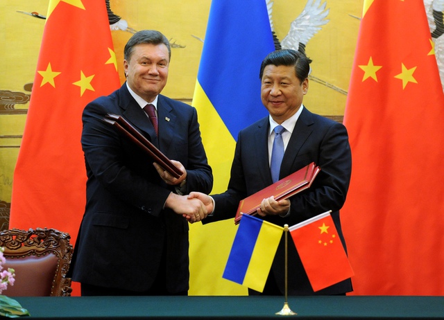 
Cựu Tổng thống Viktor Yanukovych và Chủ tịch Tập Cận Bình tại Bắc Kinh năm 2013. Ảnh: Reuters
