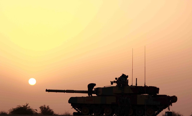 
Một chiếc xe tăng của Ấn Độ hoạt động trong điều kiện ánh sáng hạn chế.
