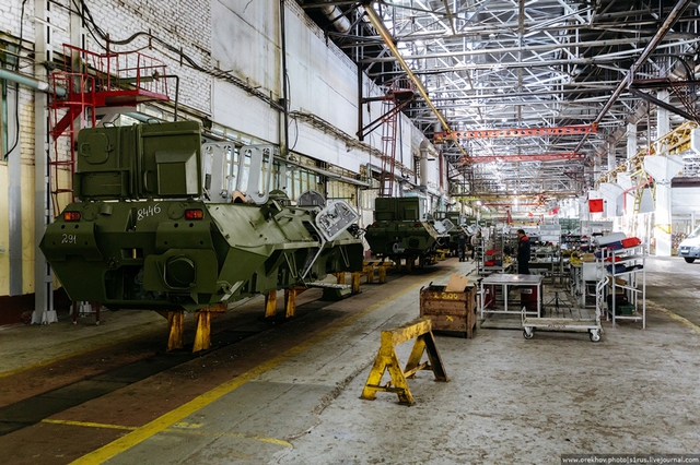 
Sản phẩm nổi tiếng nhất của nhà máy là xe bọc thép chở quân BTR-70, BTR-80, dòng xe bọc thép Tiger, xe cứu thương BMM, xe cứu kéo BREM-K. Ngoài chế tạo, nơi đây cũng chịu trách nhiệm bảo trì và sửa chữa các loại xe nói trên.
