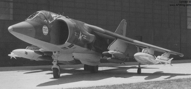 
Mô hình đầy đủ cho khái niệm “Advanced Harrier” của Mỹ. Đây là một chiếc AV-8A thiết kế lại với đôi cánh lớn, giá treo vũ khí tăng lên thành 6 và càng đáp phụ di chuyển về gần thân máy bay
