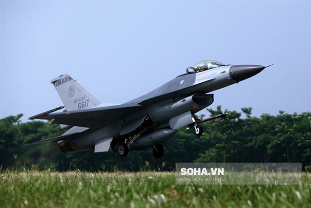 
Một chiếc F-16 cất cánh từ căn cứ không quân Chiayi, Đài Loan. Ảnh: Wiki
