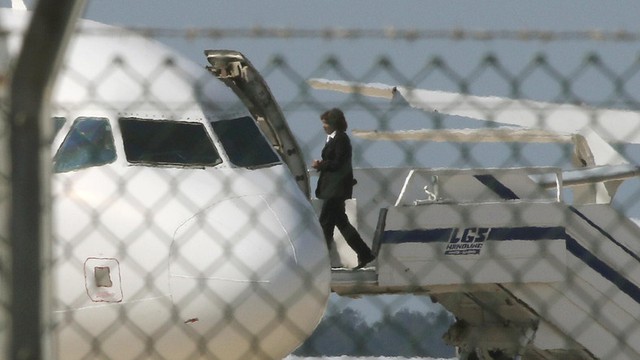 
Một quan chức bước lên chiếc máy bay bị không tặc của EgyptAir. (Ảnh: Reuters)

