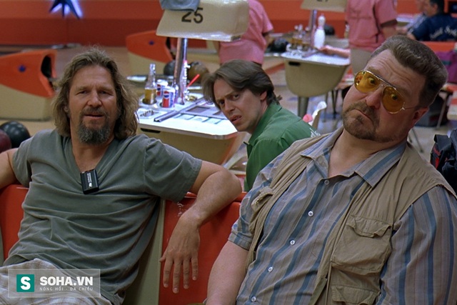 
6. The Big Lebowski (Bá tước Lebowski)

Không phải ngẫu nhiên mà The Big Lebowski đạt mức IMDb 8.2 và lọt top 250 phim hay nhất mọi thời đại. Giá trị thực sự của bộ phim này chính là tính châm biếm và đả kích rất sâu cay bằng lối kể chuyện bi hài. Năm 1998, khi mới ra mắt, phim không thành công về mặt doanh thu bởi cách làm phim có phần kỳ lạ, khó hiểu. Tuy nhiên sau này khi Internet và mạng xã hội phổ biến, The Big Lebowski đã được hàng triệu khán giả nghiền ngẫm lại và rồi bộ phim đã trở thành một tượng đài, với lễ hội Lebowski Fest thường niên được khởi nguồn từ năm 2002.
