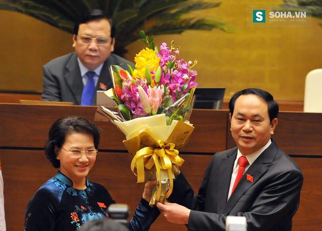 
Chủ tịch Quốc hội Nguyễn Thị Kim Ngân tặng hoa chúc mừng ông Trần Đại Quang
