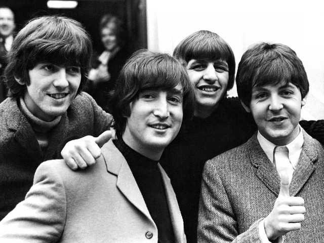 John Lennon (thứ hai từ trái sang) trong ban nhạc The Beatles.