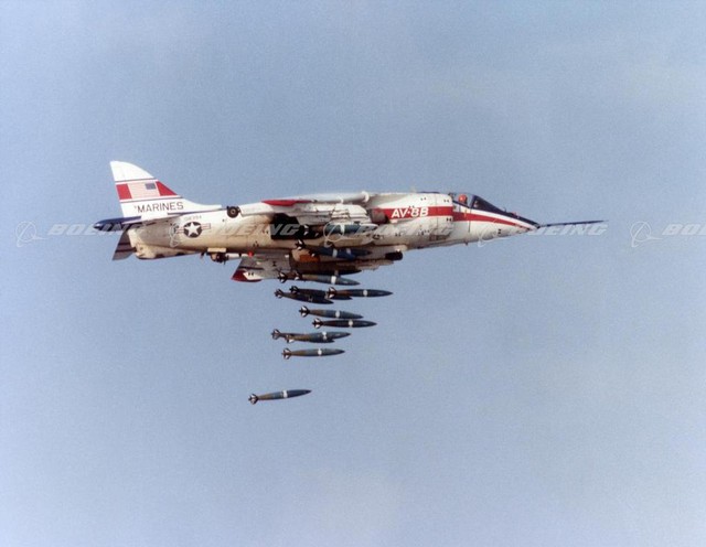 
YAV-8B thử nghiệm ném bom Mk.83
