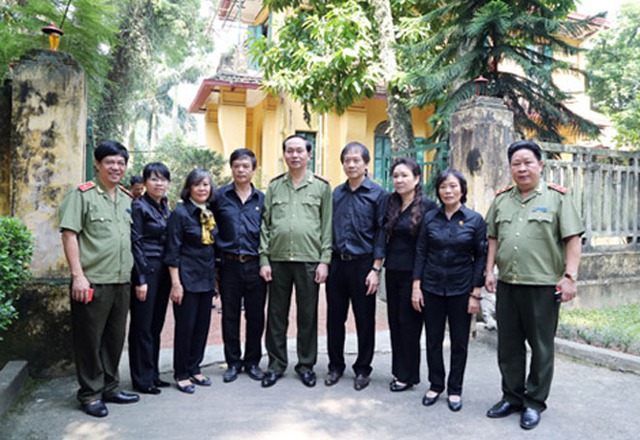 
Tướng Khương (ngoài cùng bên trái) cùng Bộ trưởng Trần Đại Quang chụp ảnh lưu niệm với gia đình Đại tướng Võ Nguyên Giáp. Ảnh: Báo CAND
