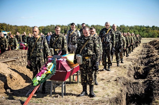 
Binh sĩ Quân đội Ukraine chuẩn bị chôn cất hàng loạt đồng đội vừa hy sinh.
