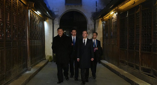 
Ông Tập Cận Bình cùng Thủ tướng Nga Dmitry Medvedev tại Hội nghị Internet toàn thế giới lần 2, diễn ra ở Wuzhen, Chiết Giang, Trung Quốc tháng 12/2015.
