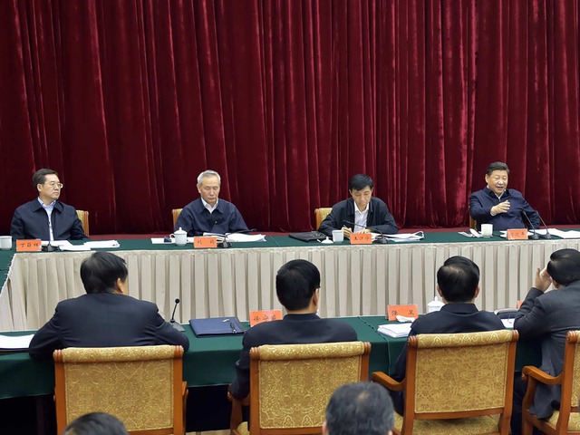 
Đinh Tiết Tường (bên trái, thứ nhất) trong cuộc họp phát triển kinh tế khu vực Trường Giang của chủ tịch Tập Cận Bình hôm 5/1. Ảnh: Đa chiều
