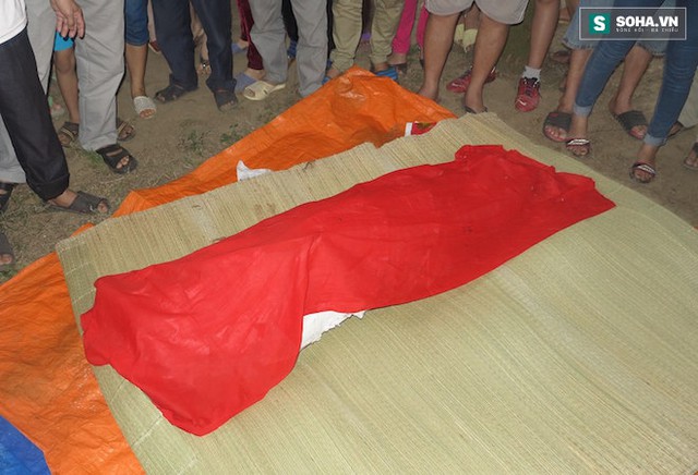 
Các ngư dân trùm khăn đỏ làm lễ mai táng cho cá voi.
