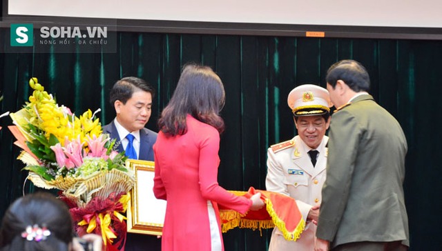 Bộ trưởng Trần Đại Quang trao quyết định cho tướng Chung và tướng Khương.