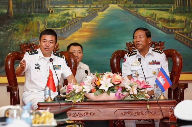 
Chuẩn đô đốc Yu Manjiang (Trung Quốc) và Tư lệnh Hải quân Hoàng gia Campuchia, Phó Đô đốc Tea Vinh trong cuộc gặp.
