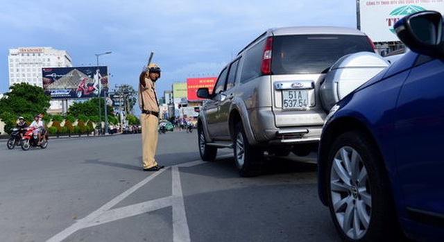 Cảnh sát giao thông điều tiết giao thông tại ngã tư Hoàng Văn Thụ - Nguyễn Văn Trỗi chiều 20-10-2015 - Ảnh: Thanh Tùng/ Tuổi trẻ.