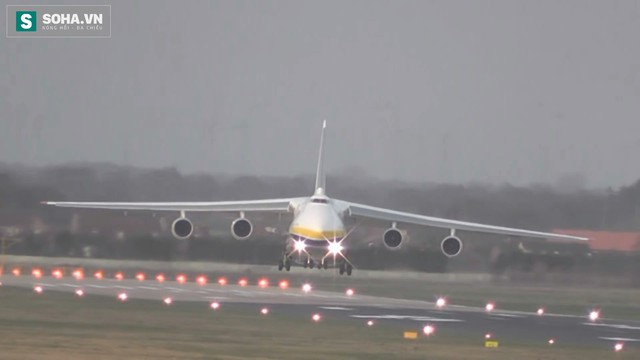 
An-124 hạ cánh ở góc lệch lớn
