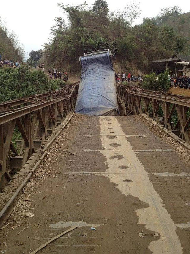 
Chiếc xe tải chở đầy hàng có tải trọng gần 30 tấn đã khiến mặt cầu bị sập. (Ảnh: Otofun.net)

