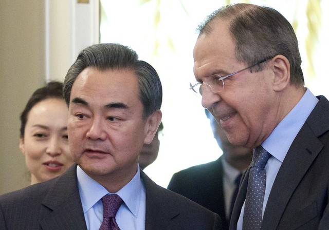 
Ông Vương Nghị (trái) và Ngoại trưởng Nga Sergei Lavrov
