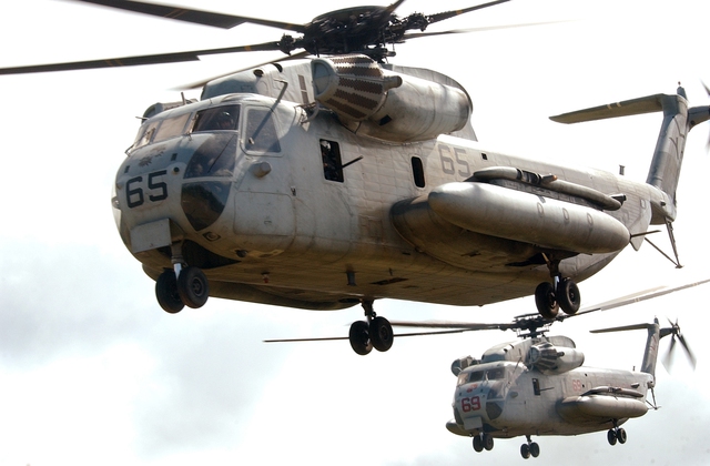 
Sikorsky CH-53 Sea Stallion là dòng trực thăng hạng nặng được phát triển cho lực lượng lính thủy đánh bộ Mỹ. Máy bay có chiều dài 26,97m, đường kính cánh quạt 22,01m, cao 7,6m, trang bị 2 động cơ GE T64-GE-413, giúp nó đạt tốc độ tối đa 315km/giờ, tầm hoạt động 1.000km.
