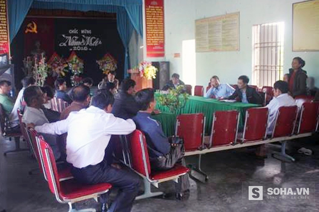 
Buổi làm việc ngày 4/1 giữa người dân với công ty Thanh Sơn Hóa Nông để làm rõ việc chuột ăn thuốc của công ty không chết.
