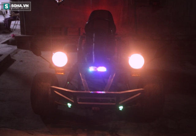
Chiếc xe nổi bật trong đêm với những chiếc đèn nháy tự chế.
