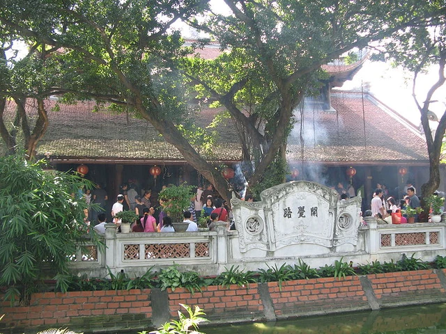 Chùa Hà được biết đến là ngôi chùa cầu duyên nổi tiếng nhất Hà Nội, thu hút rất đông người đến cầu khấn mỗi dịp đầu xuân.