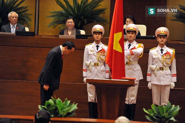 Ông Trần Đại Quang cúi đầu trước lá cờ Tổ quốc