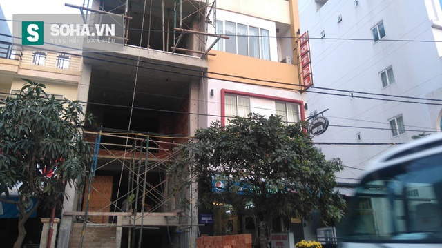 Khách sạn Ánh Nguyệt nằm bên cạnh một công trình xây dựng