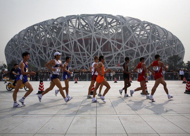 Sân vận động Tổ Chim do kiến trúc sư Ai Weiwei thiết kế xây dựng phục vụ Olympics Games mùa hè 2008. Chi phí bảo dưỡng sân vận động hàng năm là 11 tỷ USD.