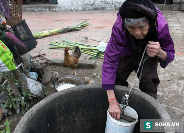 
“Thằng Thia có căn nhà nhỏ lợp Pro-xi-măng đó nhưng nó bệnh tật nên qua ăn và ở với tôi. Vợ nó thì bỏ đi lúc thằng Thia gặp nạn. Nếu nó không bị tai nạn thì chắc vợ không bỏ nó đâu”, cụ Năm buồn bã nói.
