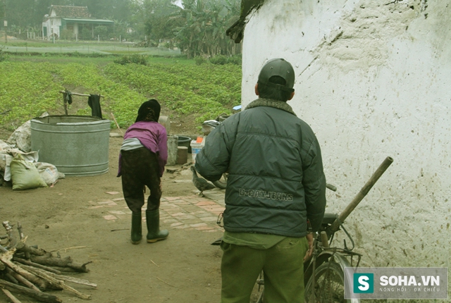 
“Năm 2004, thằng Thia nó đi làm về thì bị tai nạn. Nằm viện cả năm trời cũng may cứu được mạng sống nhưng giờ không làm được gì. Cái chân nó bị tật, tay trái thì không cử động được”, cụ Năm sụt sùi.
