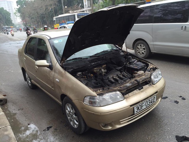 
Phần đầu chiếc xe bị cháy, hư hỏng nghiêm trọng.
