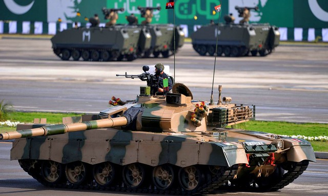 
Xe tăng chiến đấu chủ lực Al-Khalid là dự án hợp tác chung giữa Pakistan và Trung Quốc dựa trên mẫu xe tăng MBT-2000 (Trung Quốc).
