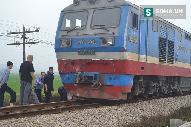 
Phần đầu tàu cũng bị hư hỏng hiện đang khắc phục sữa chữa.
