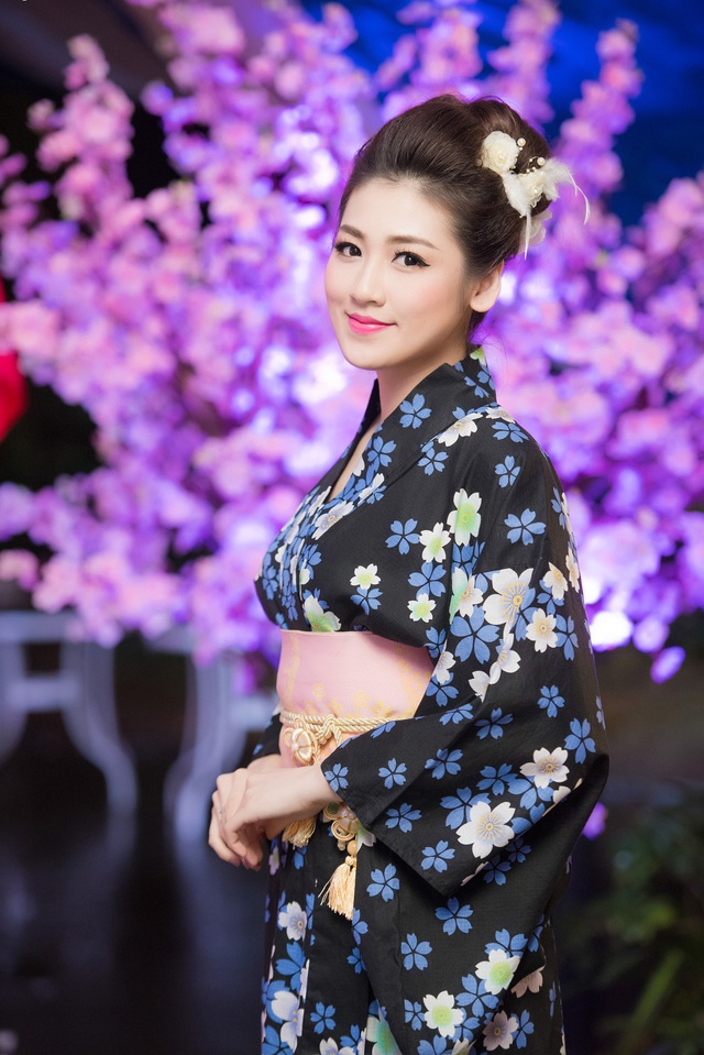 
Để mặc đúng kimono, Tú Anh đã nghiên cứu rất kỹ lưỡng. Tuy nhiên, người đẹp phải mất vài tiếng đồng hồ mới có được diện mạo hoàn hảo trước ống kính.
