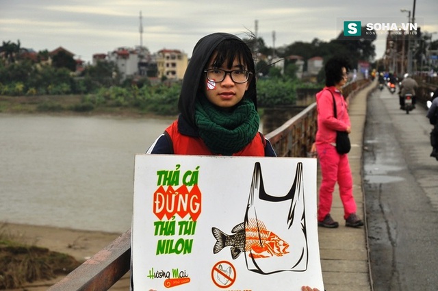 
Bạn Đỗ Thị Hằng sinh viên năm thứ 3, trường Đại học Kinh tế Quốc dân đã có mặt từ cầu Long Biên ngay từ sáng sớm với tấm biển: Thả cá đừng thả túi nilon
