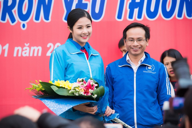 
Sáng ngày 22.1, Hoa hậu Ngọc Hân đã đến THCS Nguyễn Tri Phương để tham gia Lễ hội gói bánh chưng Tết sẻ chia, Tết yêu thương cùng các em học sinh.
