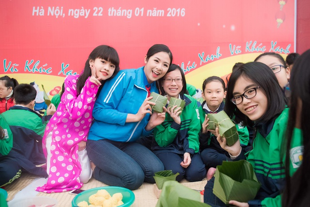 
Từng chiếc bánh được làm ra mang theo trong đó tấm lòng và niềm hạnh phúc của các em học sinh.
