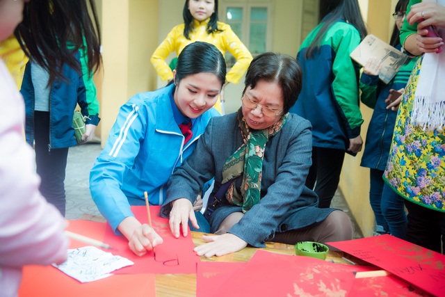 
Sau khi làm bánh, Hoa hậu và các em nhỏ chuyển sang tập viết thư pháp.
