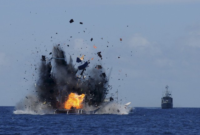 
Nhiều tàu Trung Quốc từng bị Indonesia bắt giữ và tiêu hủy với cáo buộc đánh cá trái phép, nhưng căng thẳng song phương chưa từng trở nên nghiêm trọng như vừa qua. (Ảnh minh họa: SCMP)

