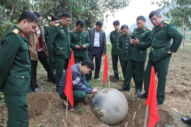
Bộ chỉ huy quân sự tỉnh Tuyên Quang phối hợp với lực lượng Quân khu 2 tiến hành làm rõ quả cầu lạ rơi xuống tỉnh này. Ảnh: Trần Quang/ Tuổi trẻ
