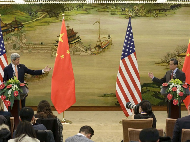 
Ngoại trưởng Trung Quốc Vương Nghị (phải) và người đồng cấp Mỹ John Kerry tại cuộc họp báo chung sau cuộc hội đàm ngày 27/1 tại Bắc Kinh
