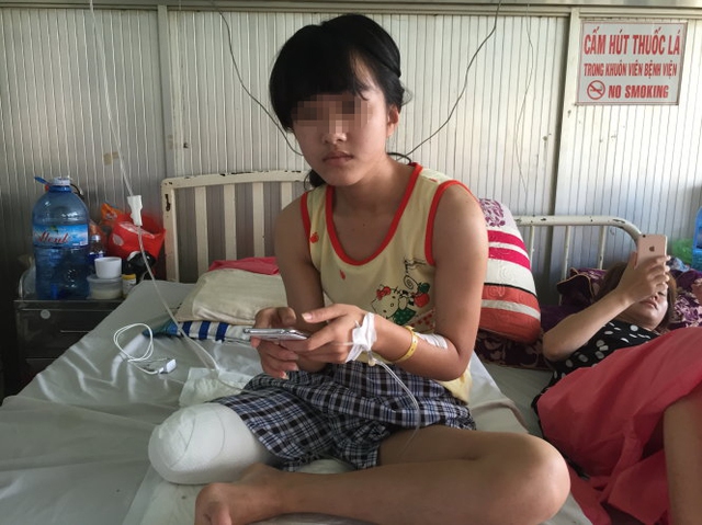 
Thiếu nữ Lê Thị Hà Vi trên giường bệnh sau khi bị cưa một chân - Ảnh: Thùy Dương.
