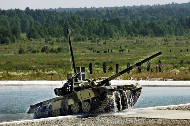 
Xe tăng T-90 vừa kết thúc đoạn đi ngầm và bò lên mặt đất.
