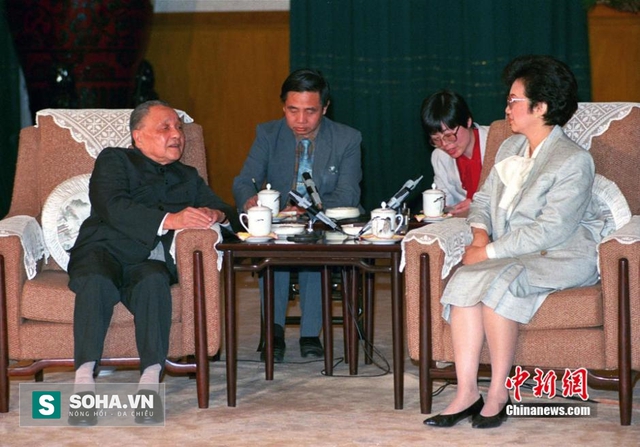
Chủ tịch quân ủy trung ương Trung Quốc Đặng Tiểu Bình (trái) tiếp Tổng thống Philippines Corazon Aquino sáng 16/4/1988 tại Bắc Kinh. (Ảnh: Chinanews)
