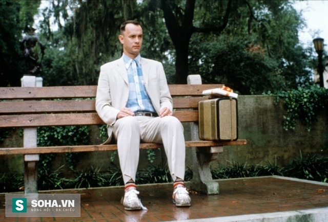 
7. Forrest Gump (Cuộc đời Forrest Gump)

Hello, my name’s Forrest, Forrest Gump. Đây là lời thoại mở đầu phim của nhân vật chính, và cũng là tựa phim. Forrest Gump ra đời năm 1994, là bộ phim Mỹ nổi tiếng được chuyển thể từ tiểu thuyết cùng tên của Winston Groom 1986. Có thể nói bộ phim là bản giao hưởng đầy màu sắc, giúp người xem đi từ bất ngờ, xúc động đến hi vọng rồi lại thất vọng. Cuộc đời của Forrest là bức tranh của rất nhiều người Mỹ trong thập niên 60- 70 của thế kỉ trước. Khán giả sẽ ghi nhớ mãi tình yêu Forrest giành cho Jenny với câu nói bất hủ: Anh không phải là một người thông minh nhưng anh biết tình yêu là gì.
