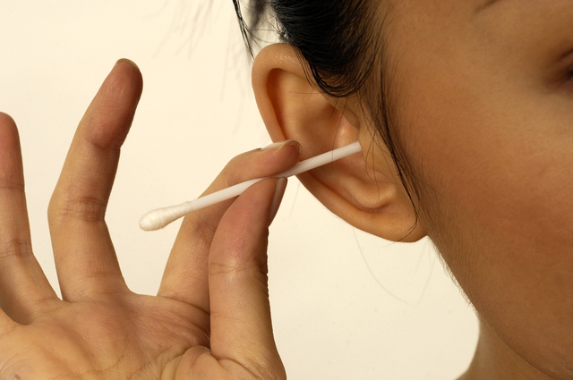 
Tiến sĩ Hill cho rằng dùng tăm bông hoặc dụng cụ Q-tip khiến ráy tai bị đẩy sâu hơn vào tai
