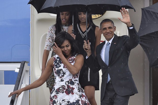 
Tổng thống Barack Obama và Phu nhân hạ cánh tại sân bay quốc tế Jose Marti, Havana, Cuba. Ảnh: AFP
