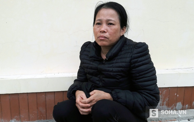 
Bà Chiên (vợ ông Hạnh) ngồi thất thần trước nhà xác bệnh viện rơm rớm nước mắt chia sẻ với PV.

