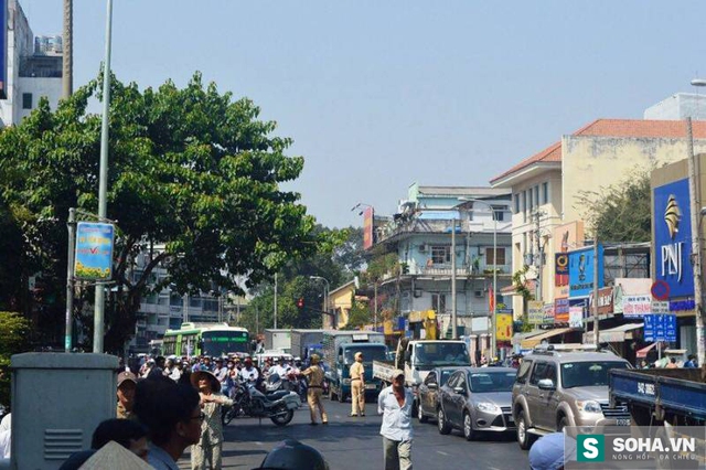 Các phương tiện lưu thông qua đây gặp nhiều khó khăn.