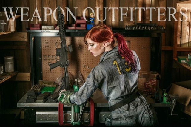 
Người mẫu trong vai một thợ bảo trì, bên cạnh là các công cụ trợ giúp cho quá trình sửa chữa những hỏng hóc khi sử dụng dụng súng.
